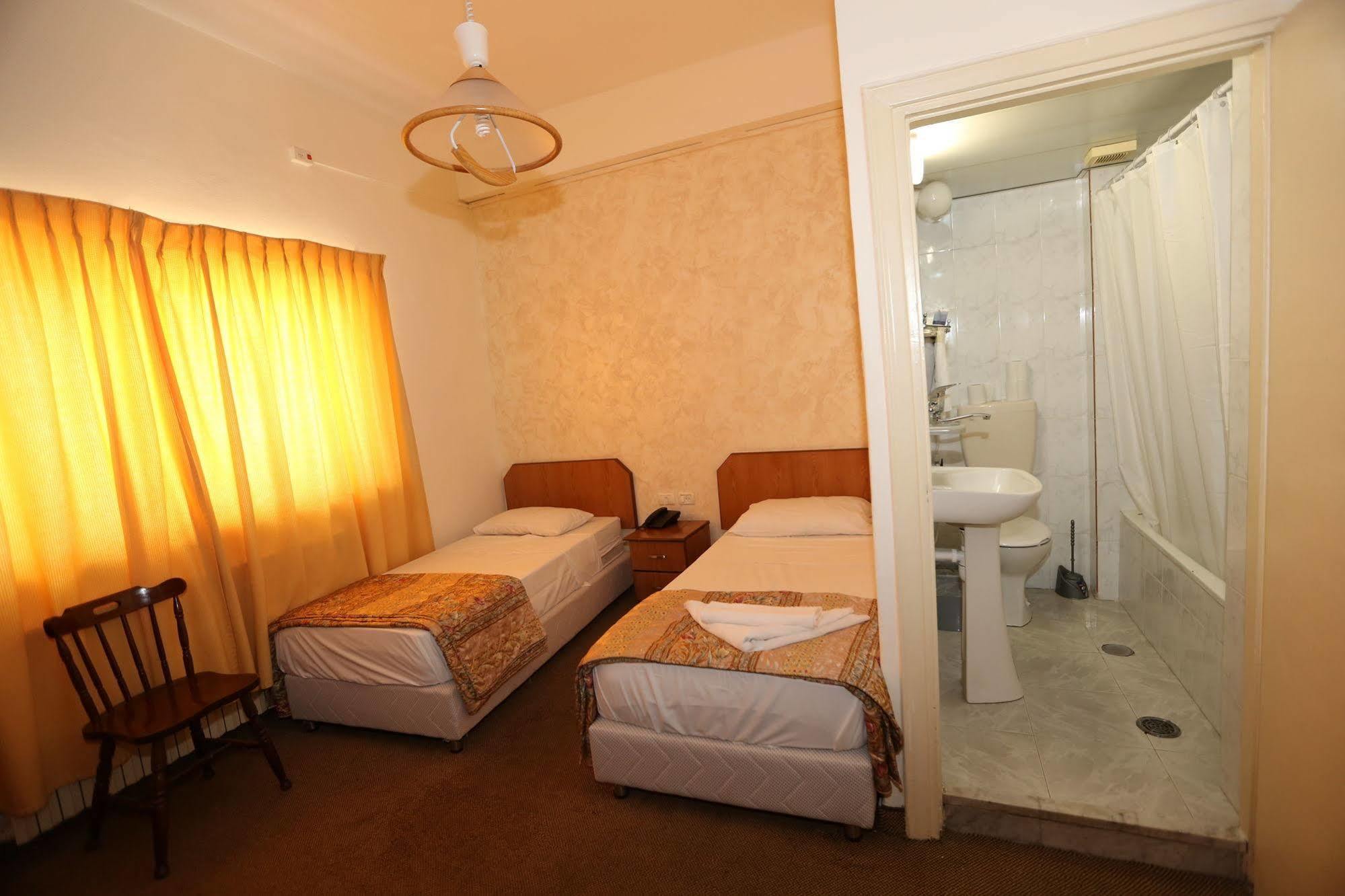 Victoria Hotel 3*